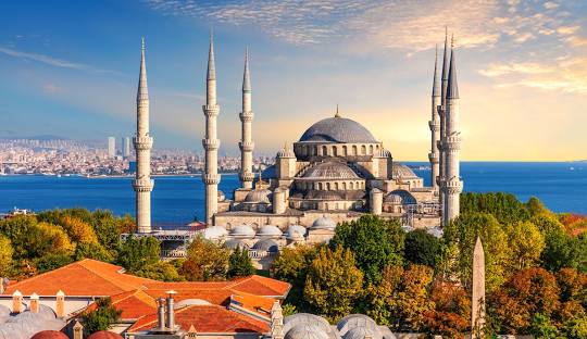 Explore Istanbul: A Complete Guide to Its Attractions, Culture, and Culinary Delights
